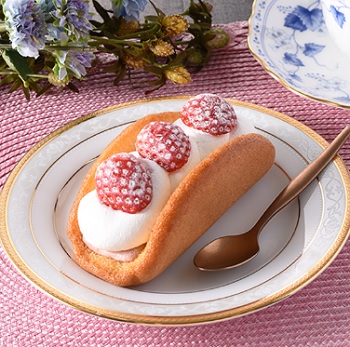ファミマふわふわケーキオムレット　いちご